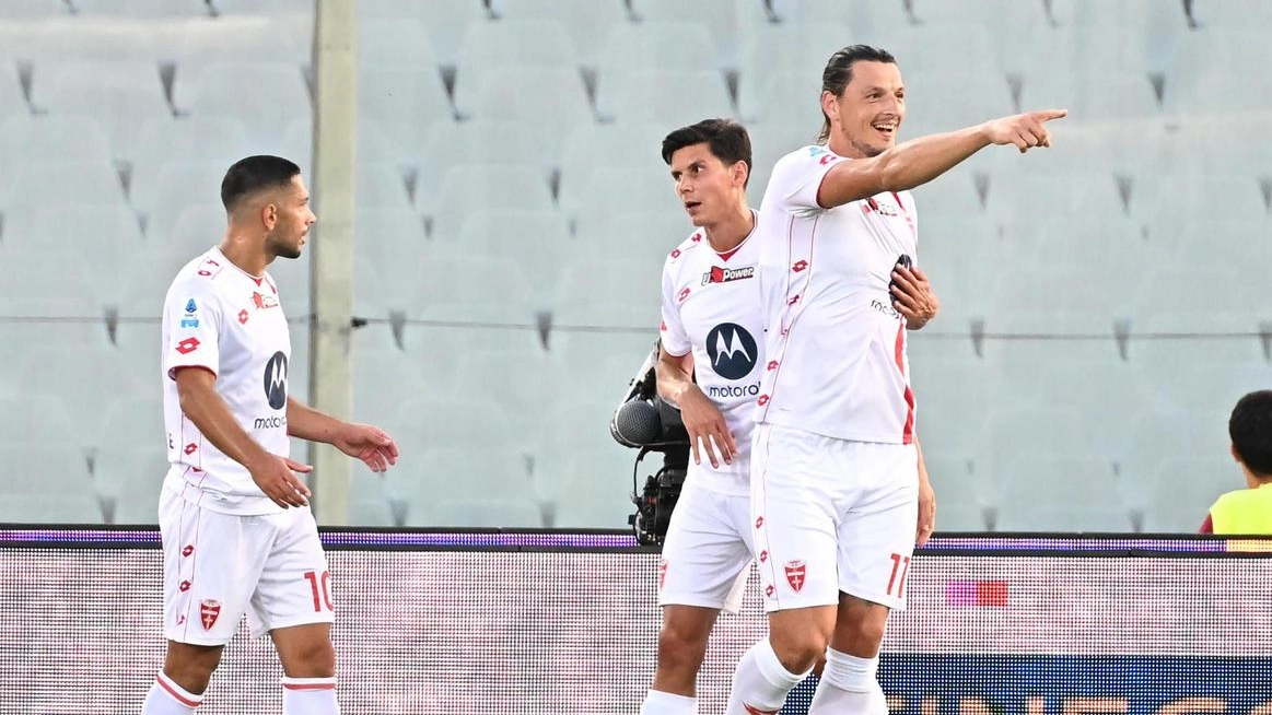 Ottima prova degli ospiti fino all’intervallo con due gol e un palo di Maldini. Il tedesco segna all’esordio e rimanda la prima vittoria di Nesta in campionato.