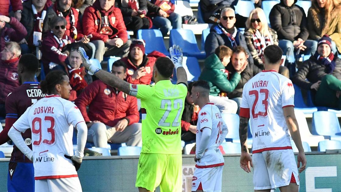 Scarpa in campo e offese razziste. Partita sospesa per quattro minuti