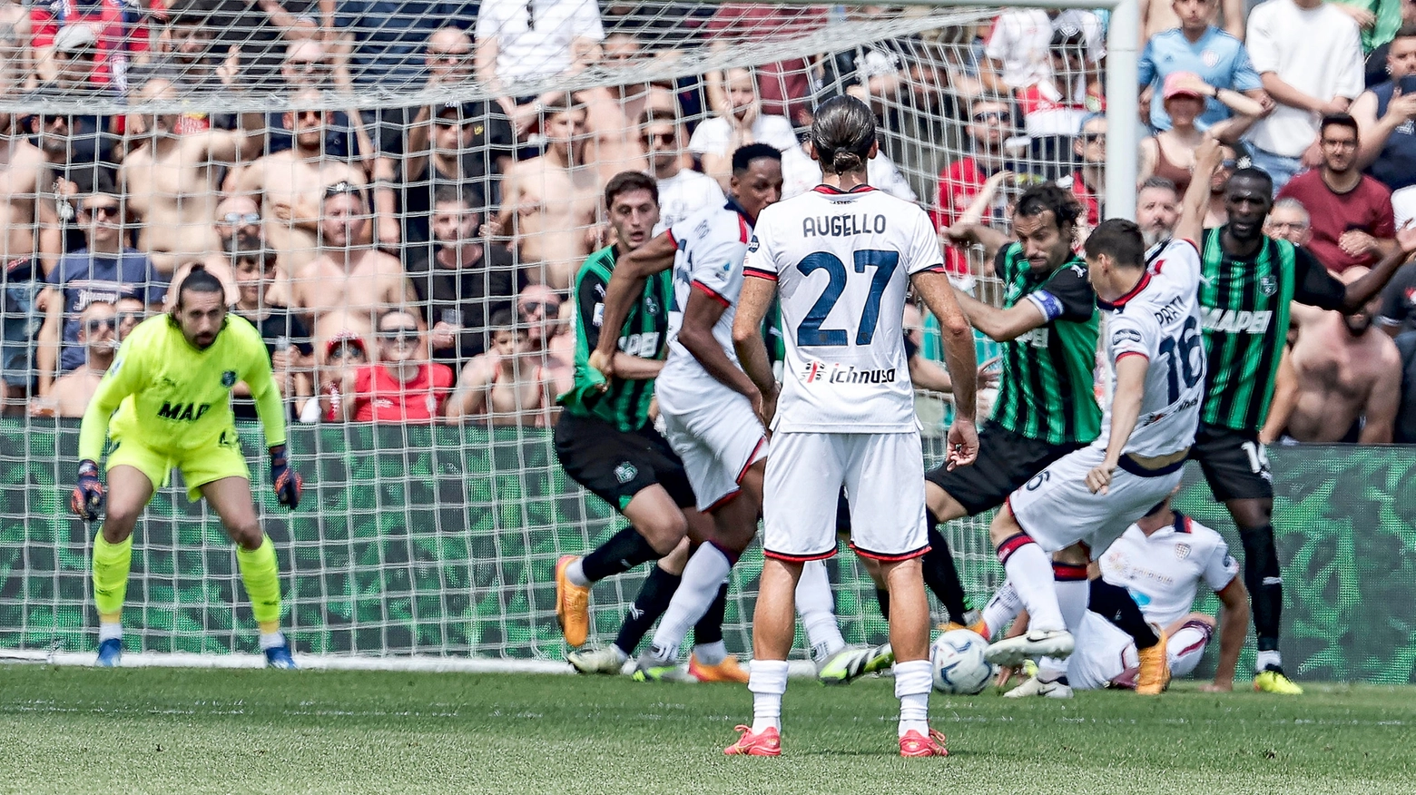 Prati segna il primo gol del Cagliari al Sassuolo (Ansa)