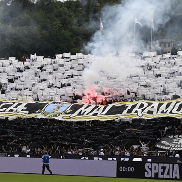 Lo Spezia cala il poker nel derby. Aquile nel segno di Pio Esposito. Carrarese ko, che festa al Picco