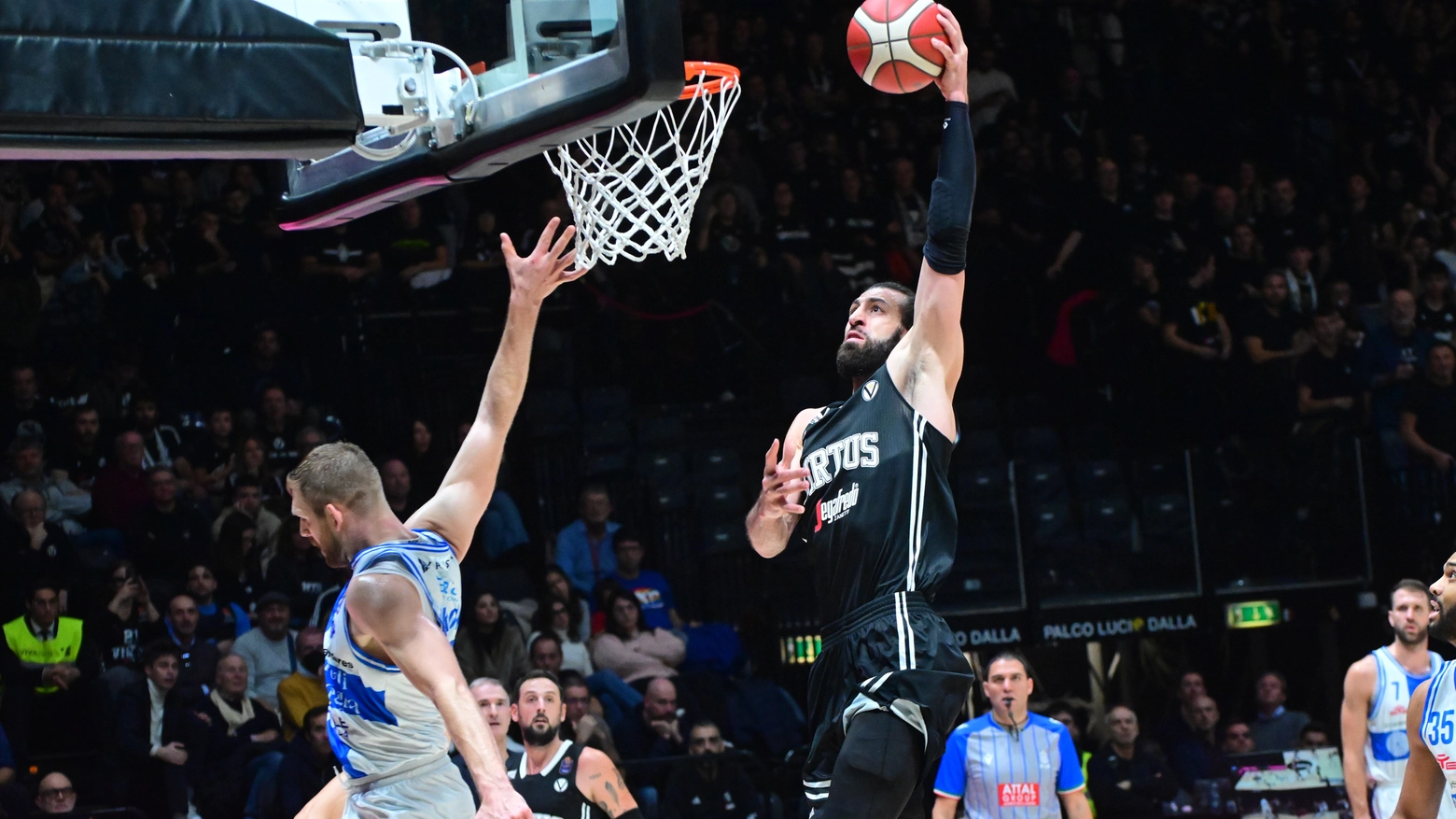 La partita Virtus Bologna contro Sassari all'Unipol Arena (FotoSchicchi)