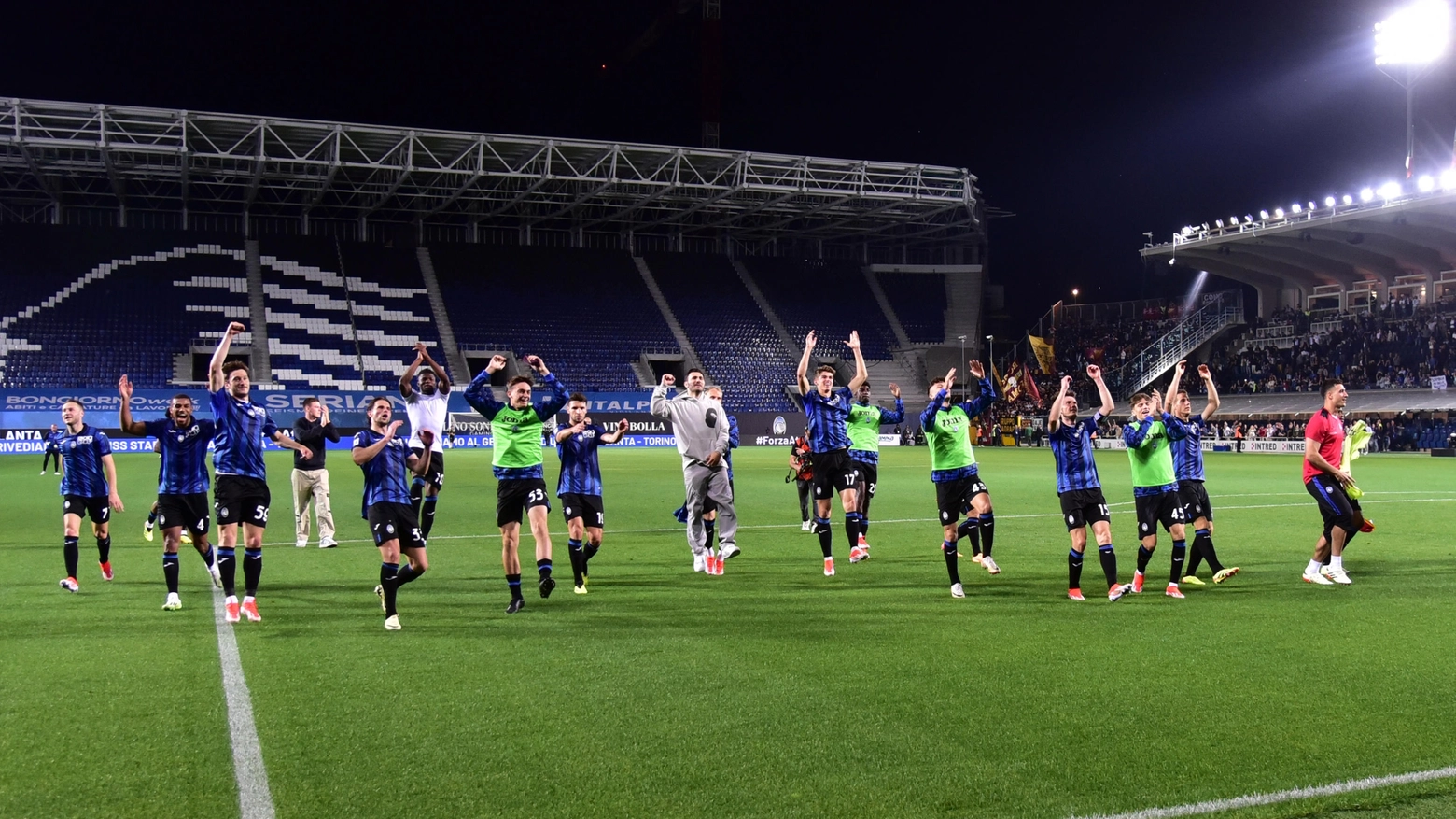 I giocatori dell'Atalanta festeggiano la vittoria contro la Roma