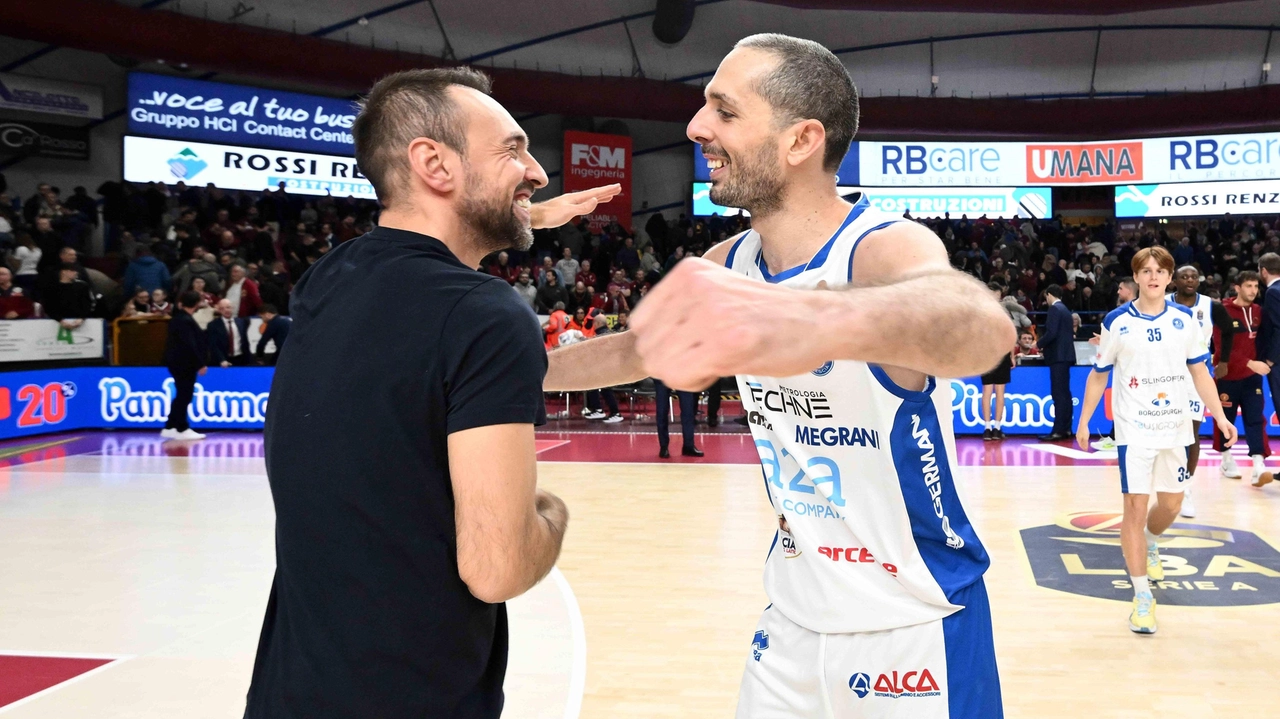 Peppe Poeta, a sinistra, abbraccia Amedeo Della Valle dopo la vittoria di un punto contro la Reyer