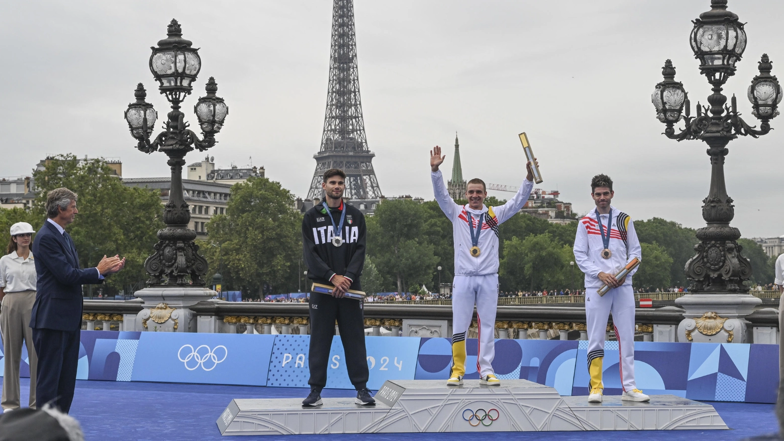 Olimpiadi 2024: il podio della cronometro su strada di ciclismo maschile con Filippo Ganna d'argento (Ansa)