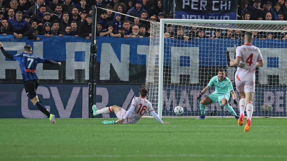 Coppa Italia, Atalanta Fiorentina 1 0: espulso Milenkovic, viola in dieci / Diretta
