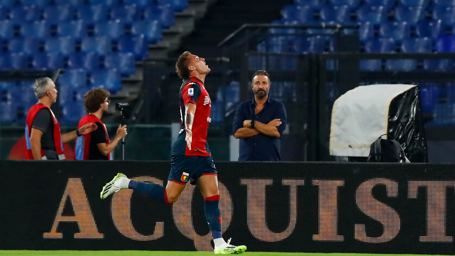 Mateo Retegui festeggia il gol vittoria nel match di andata tra Lazio e Genoa