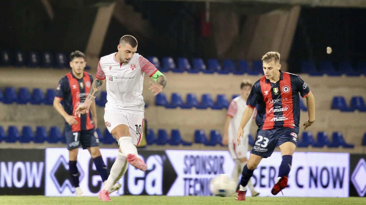 Di Paola in azione, il capitano ha sfiorato il gol su punizione intercettata dal portiere avversario nel secondo tempo (foto Campobasso Fc)