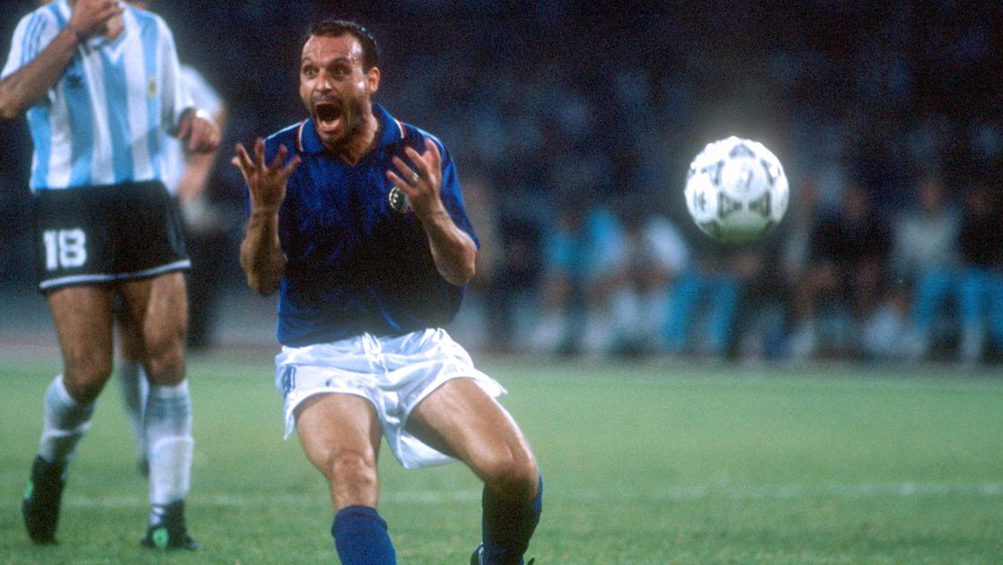 https://sport.quotidiano.net/image-service/view/acePublic/alias/contentid/MTk1MzcyNmQtZjU4Yy00/0/toto-schillaci.jpeg?f=16:9&w=1200&h=630