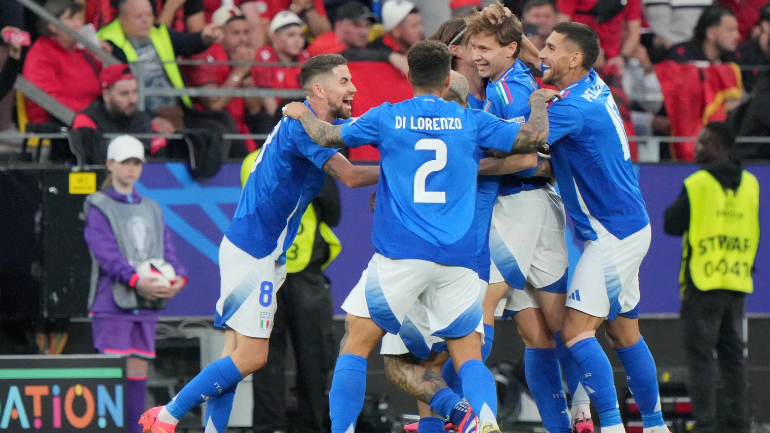 L'esultanza dei giocatori azzurri: debutto vincente contro l'Albania