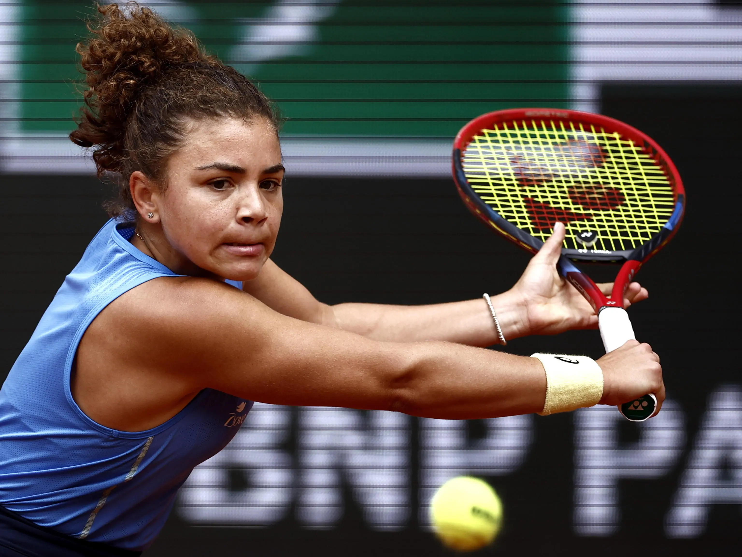 Roland Garros 2025, Paolini sbaglia 3 match point: ai quarti va Svitolina