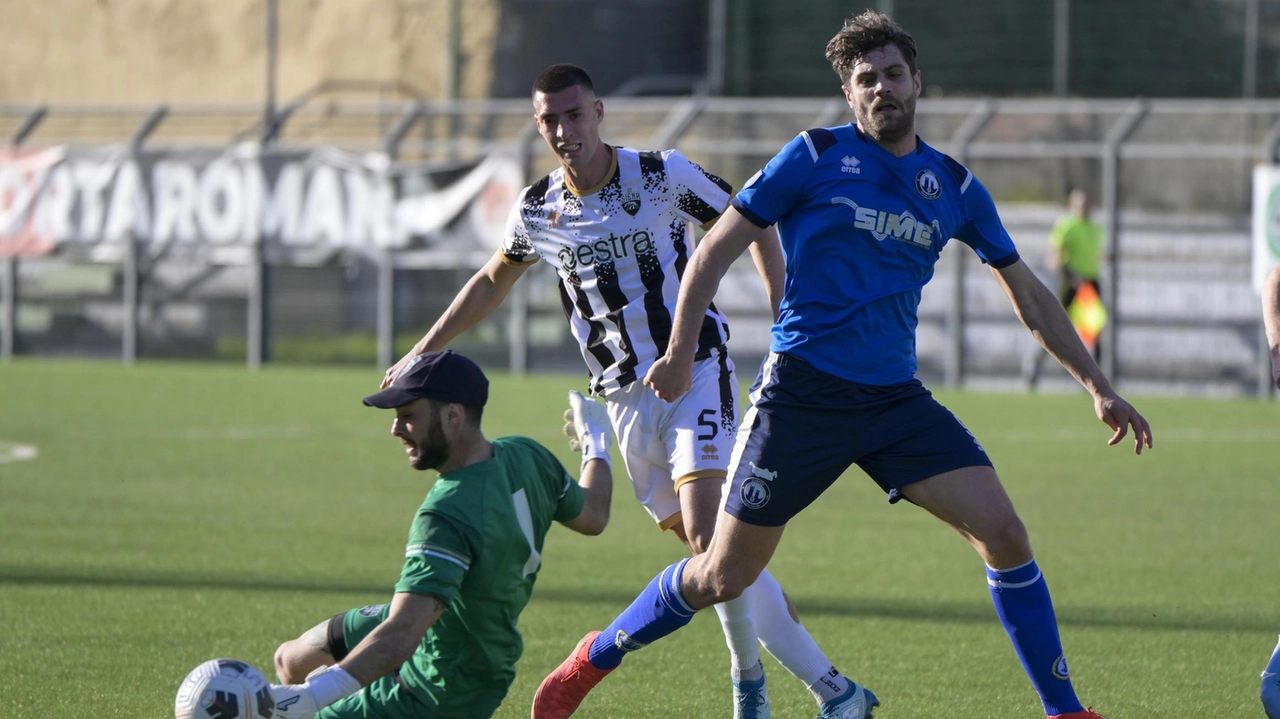 Il portiere Andrea Giusti si prepara a difendere la porta del Siena con determinazione e attaccamento alla maglia. Infortunio di un compagno lo riporta in campo, pronto a dare il massimo. La squadra è in testa alla classifica, ma Giusti rimane concentrato solo sulla prossima sfida contro la Flaminia Civita Castellana.