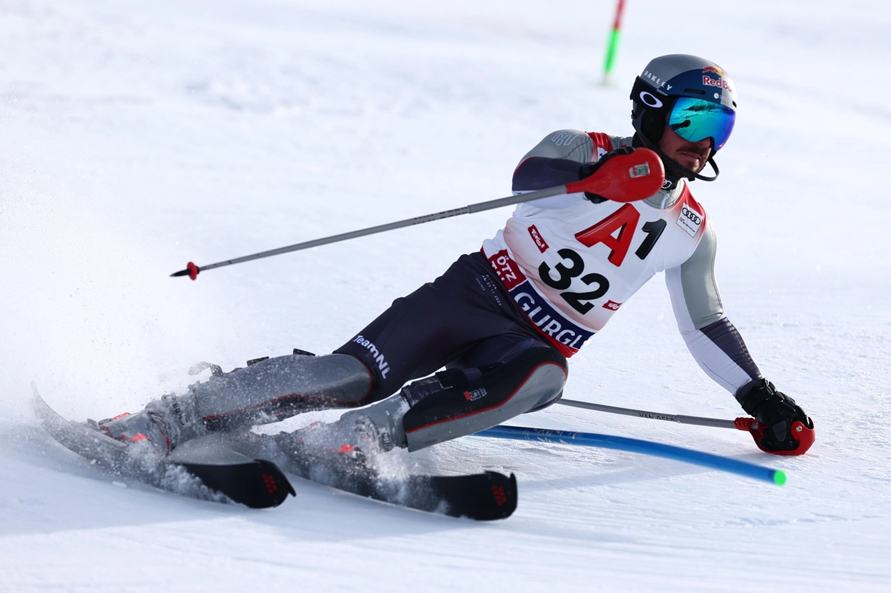 Marcel Hirscher in azione durante lo slalom di Gurgl, in Austria (Ansa)