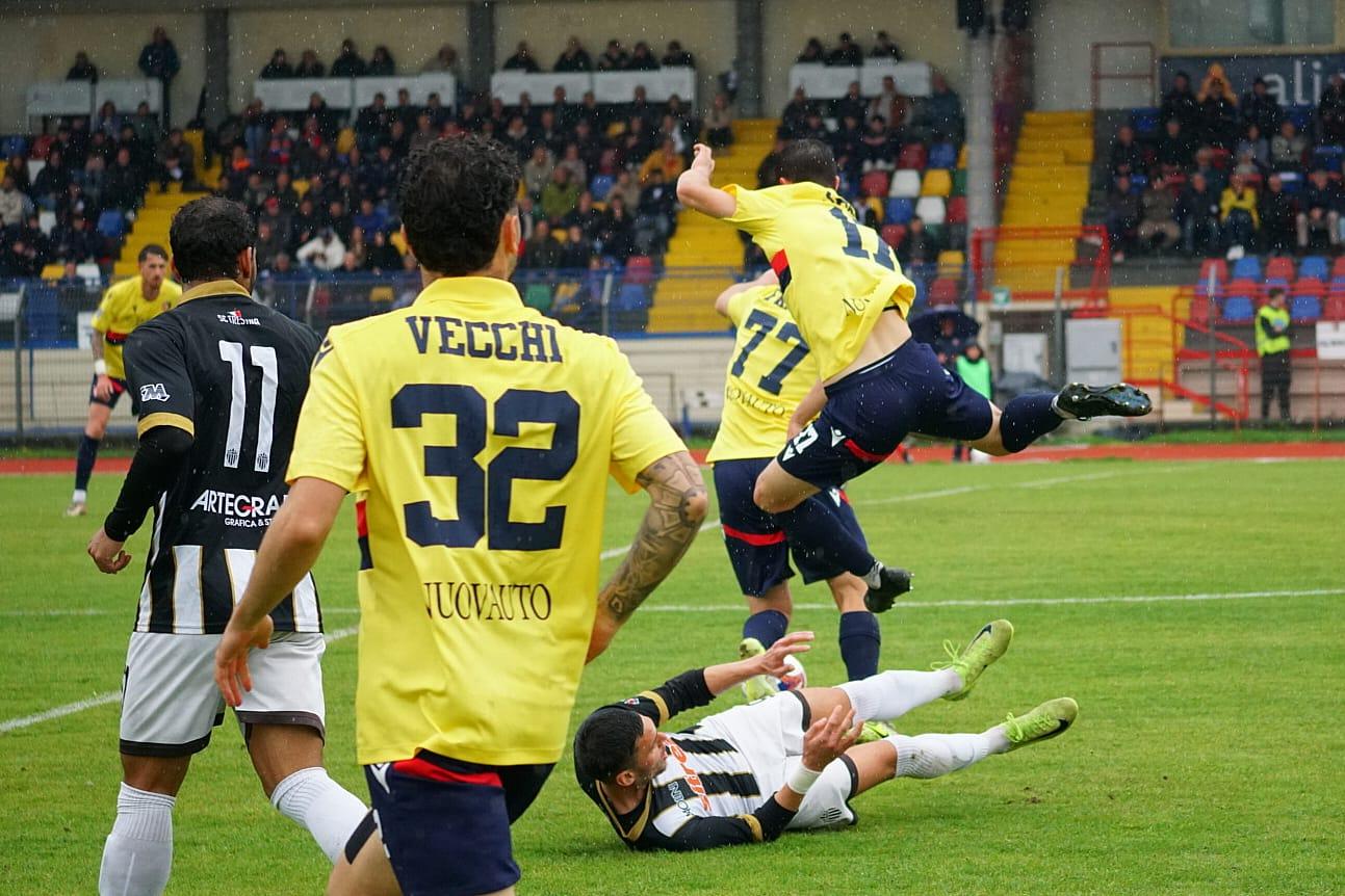 https://sport.quotidiano.net/image-service/view/acePublic/alias/contentid/MTlhNTlhOTgtNGVlNS00/0/una-fase-di-montevarchi-trestina.jpeg