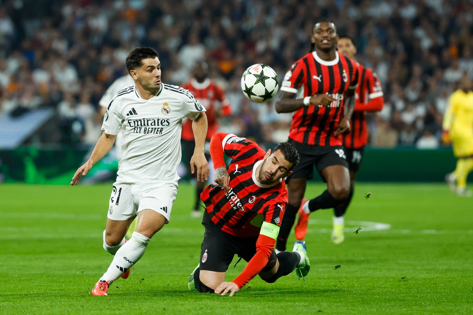 Theo Hernandez duella con Brahim Diaz durante la sfida di Champions League al Bernabeu