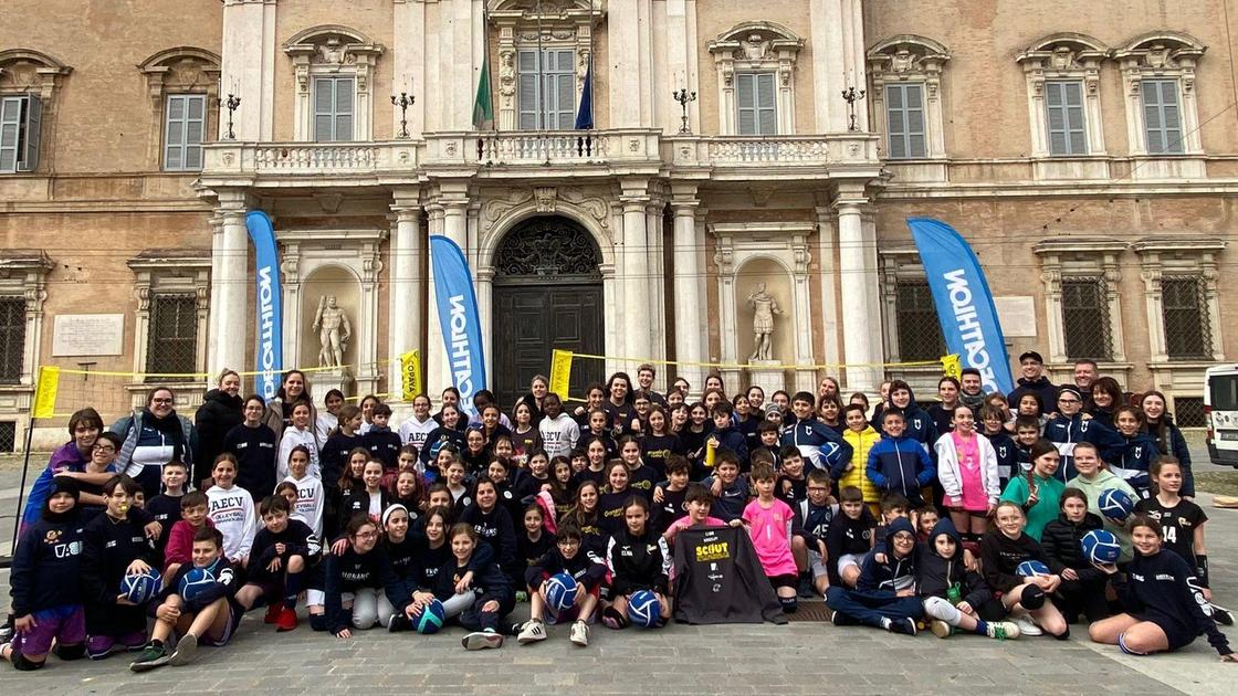 Volley giovanile. Lo spettacolo del Trofeo Bussinello colora piazza Roma