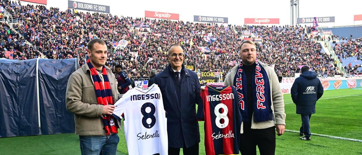 MARTIN E DAVID HANNO RICEVUTO DA SAPUTO LE MAGLIE DEL LORO PAPA’, SCOMPARSO NEL 2014. Emozione Ingesson: l’omaggio con i figli sotto la curva Bulgarelli