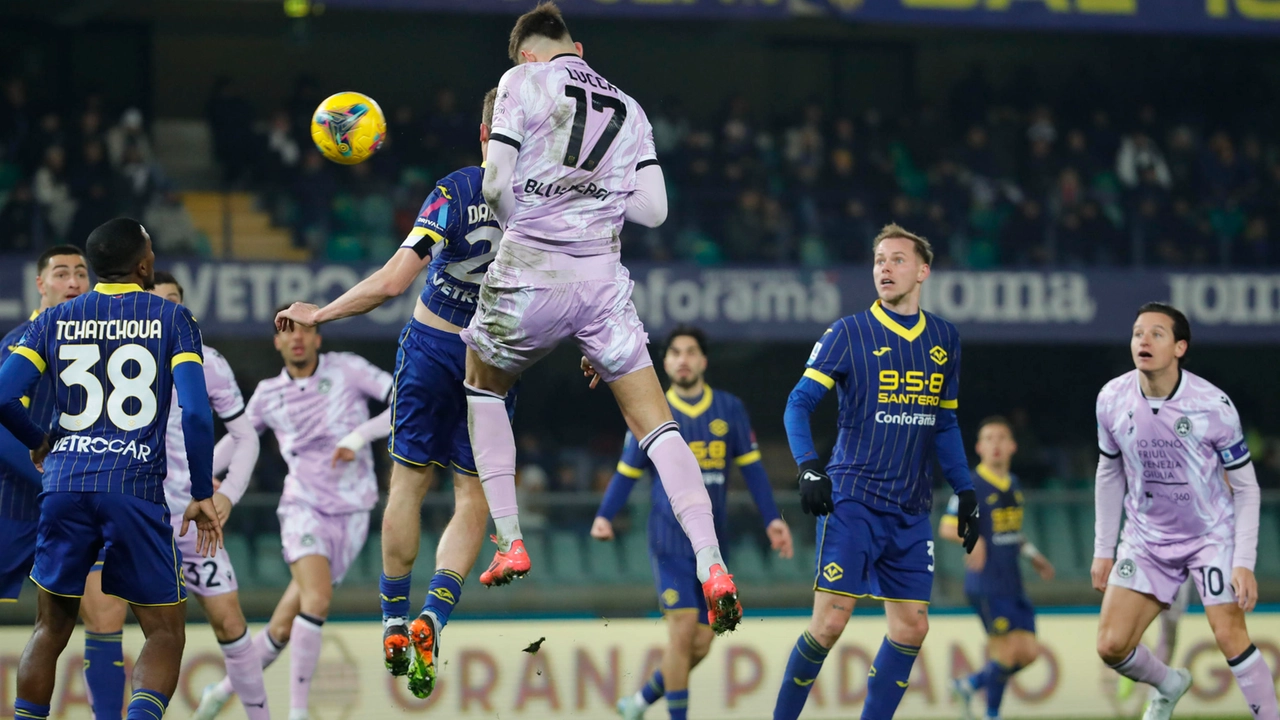 Un momento della partita Verona-Udinese (Ansa)