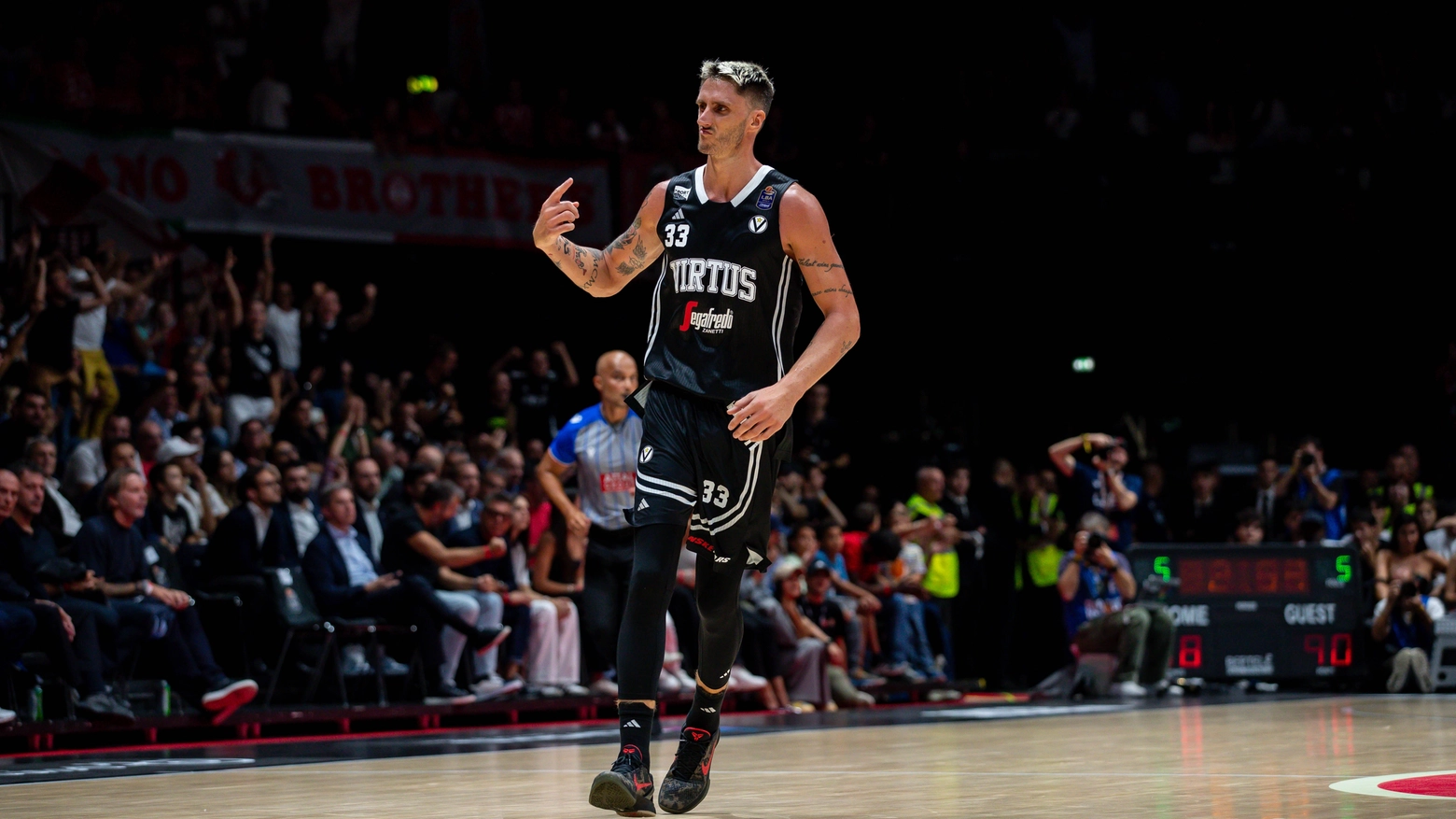 Achille Polonara in azione contro l'Olimpia Milano in Supercoppa