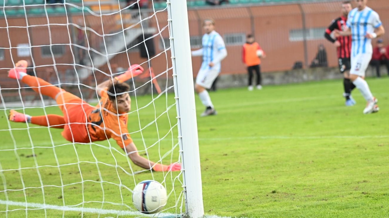 L’illusorio gol del vantaggio messo a segno da Magnaghi su suggerimento di Saporiti: non basterà, perché, dieci minuti dopo, Martic firmerà la rete del pareggio (foto Alcide)