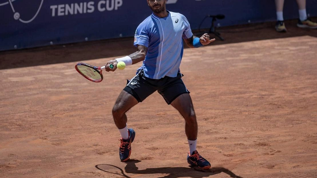 Il torneo di tennis di Perugia vede l'indiano Sumit Nagal in finale dopo una vittoria emozionante. Nonostante l'uscita di scena di Passaro e Fognini, il pubblico continua ad affollare gli spalti.