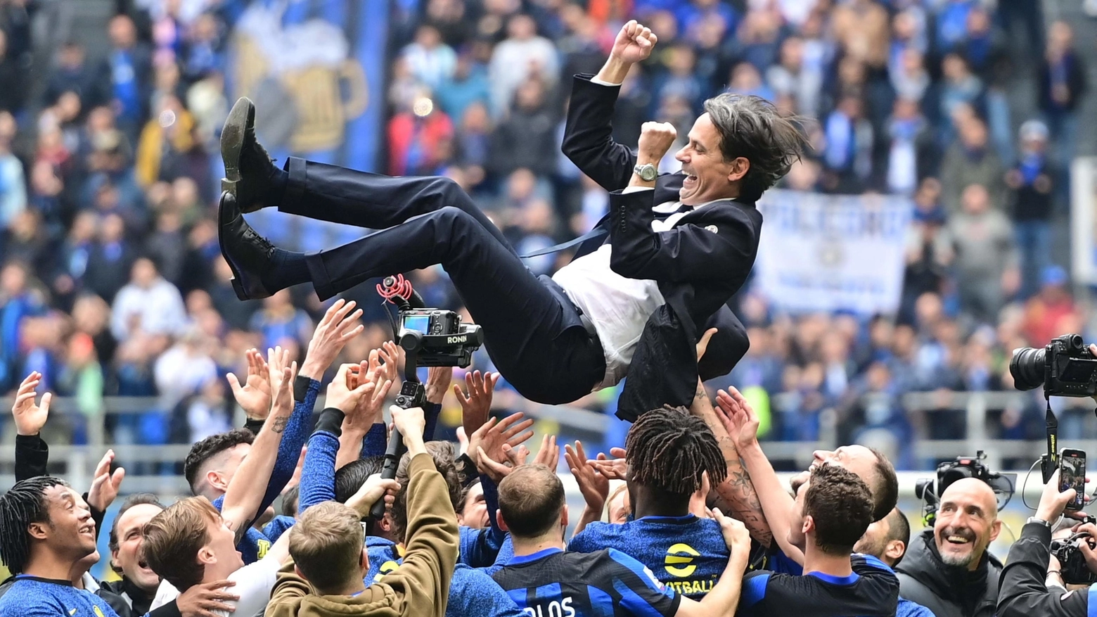 Simone Inzaghi festeggiato dalla squadra