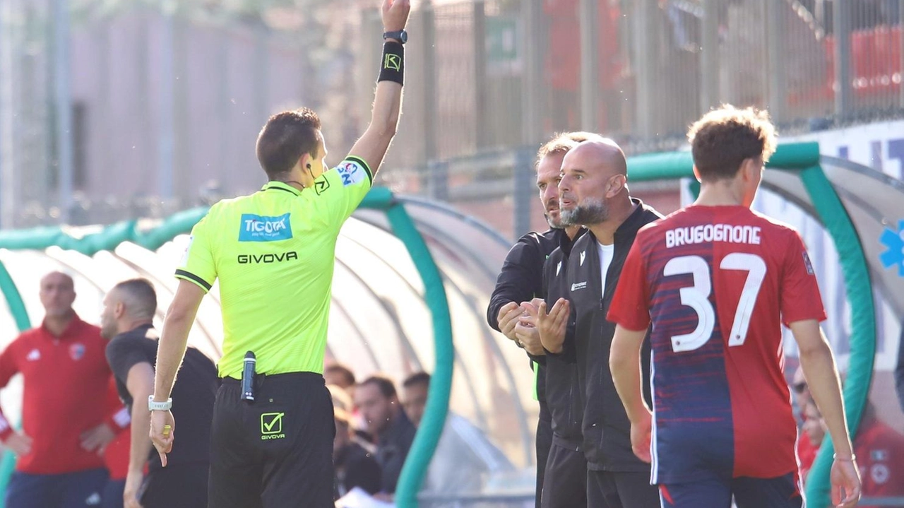 Il momento dell’espulsione di Stellone a Sestri che costringerà l’allenatore della Vis a tornare in tribuna