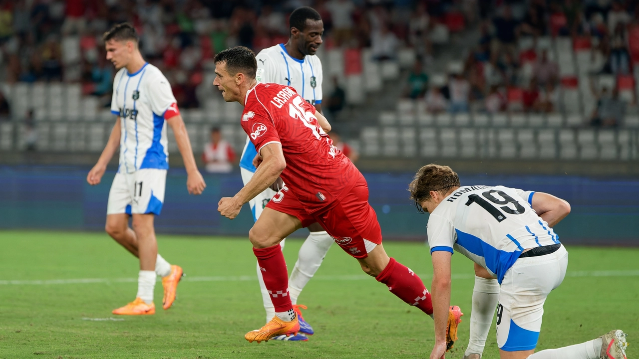 Kevin Lasagna in gol contro il Sassuolo