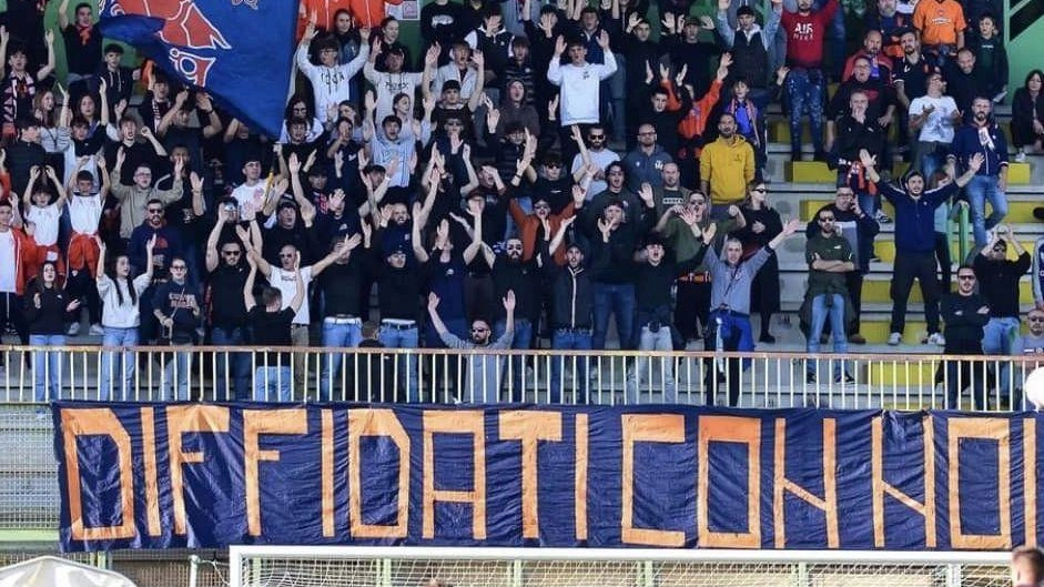 Lo striscione esposto domenica scorsa in Curva Nord