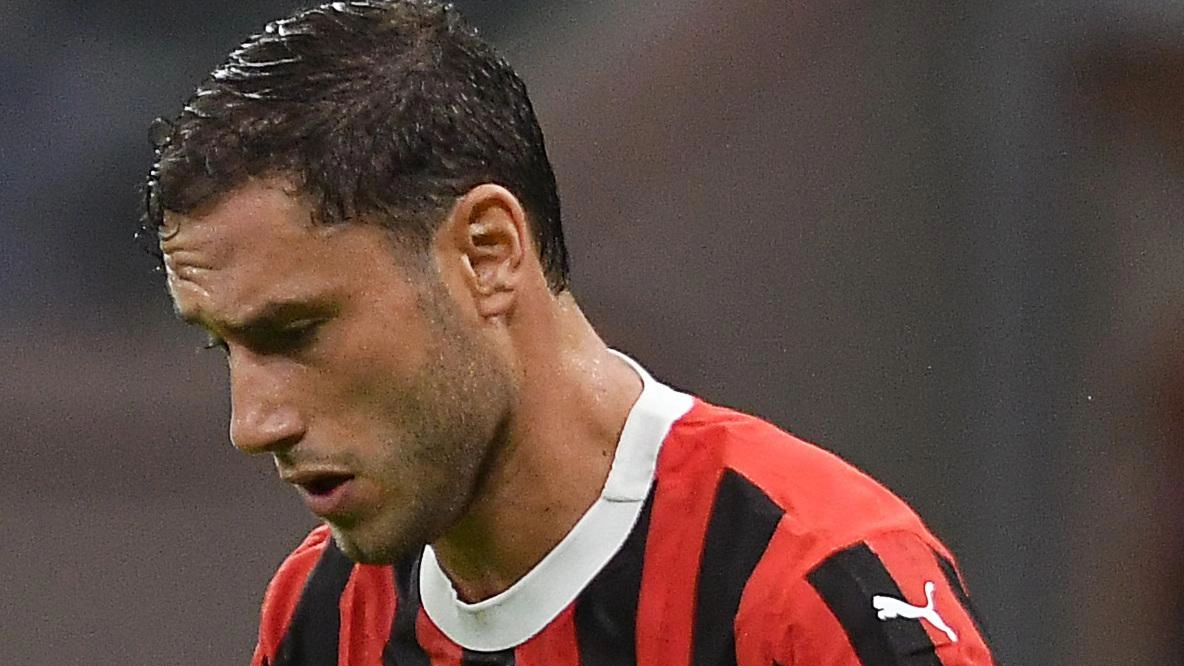 Davide Calabria salta la trasferta a Firenze per un problema muscolare, aggiungendo un altro stop alla sua stagione già segnata da infortuni. Fonseca dovrà fare a meno del capitano rossonero, con limitate opzioni di turn over. Alvaro Morata torna titolare contro la Fiorentina, mentre sul fronte societario RedBird smentisce legami con Washington Harbour riguardo alla vendita del Milan. Davide Calabria salta la trasferta a Firenze per un problema muscolare, aggiungendo un altro stop alla sua stagione già segnata da infortuni. Fonseca dovrà fare a meno del capitano rossonero, con limitate opzioni di turn over. Alvaro Morata torna titolare contro la Fiorentina, mentre sul fronte societario RedBird smentisce legami con Washington Harbour riguardo alla vendita del Milan.