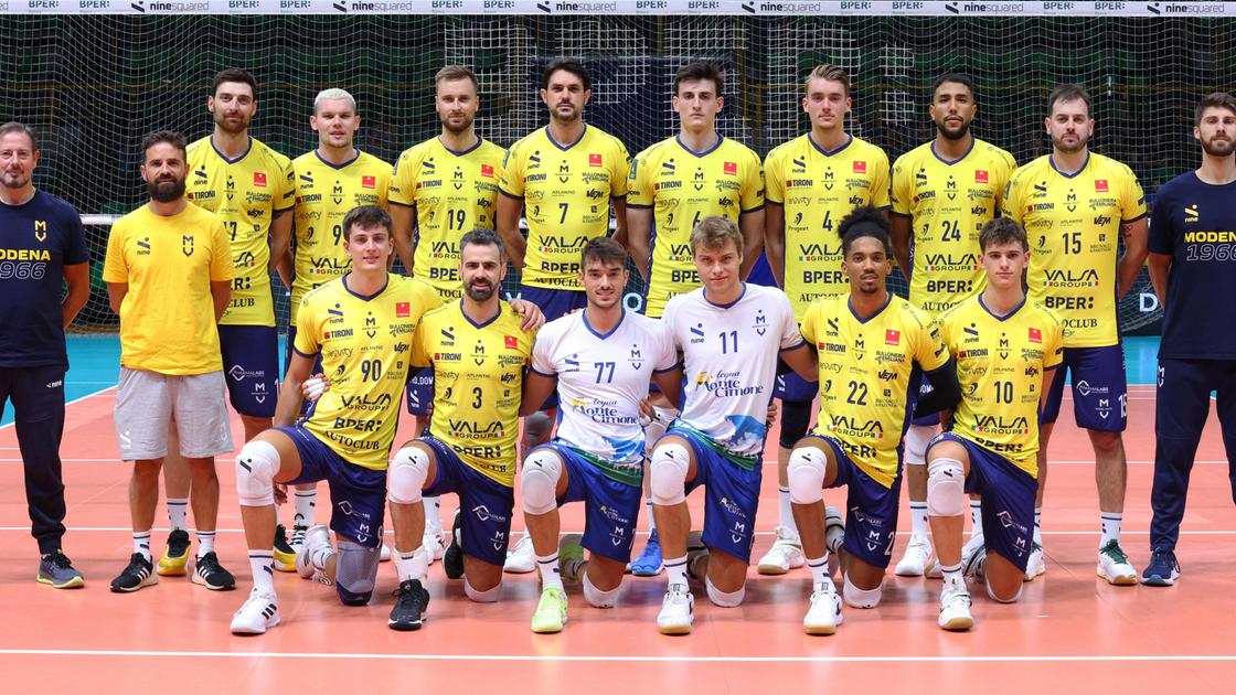 https://sport.quotidiano.net/image-service/view/acePublic/alias/contentid/MWNjMzNkNjEtNGRkNC00/0/modena-volley-labbraccio-del-palapanini.jpeg?f=16:9&w=1200&h=630