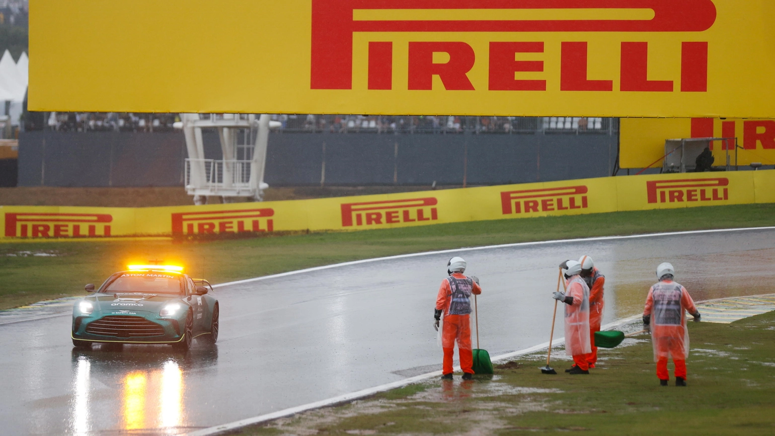 Diluvio a Interlagos: rinviate le qualifiche del Gp del Brasile