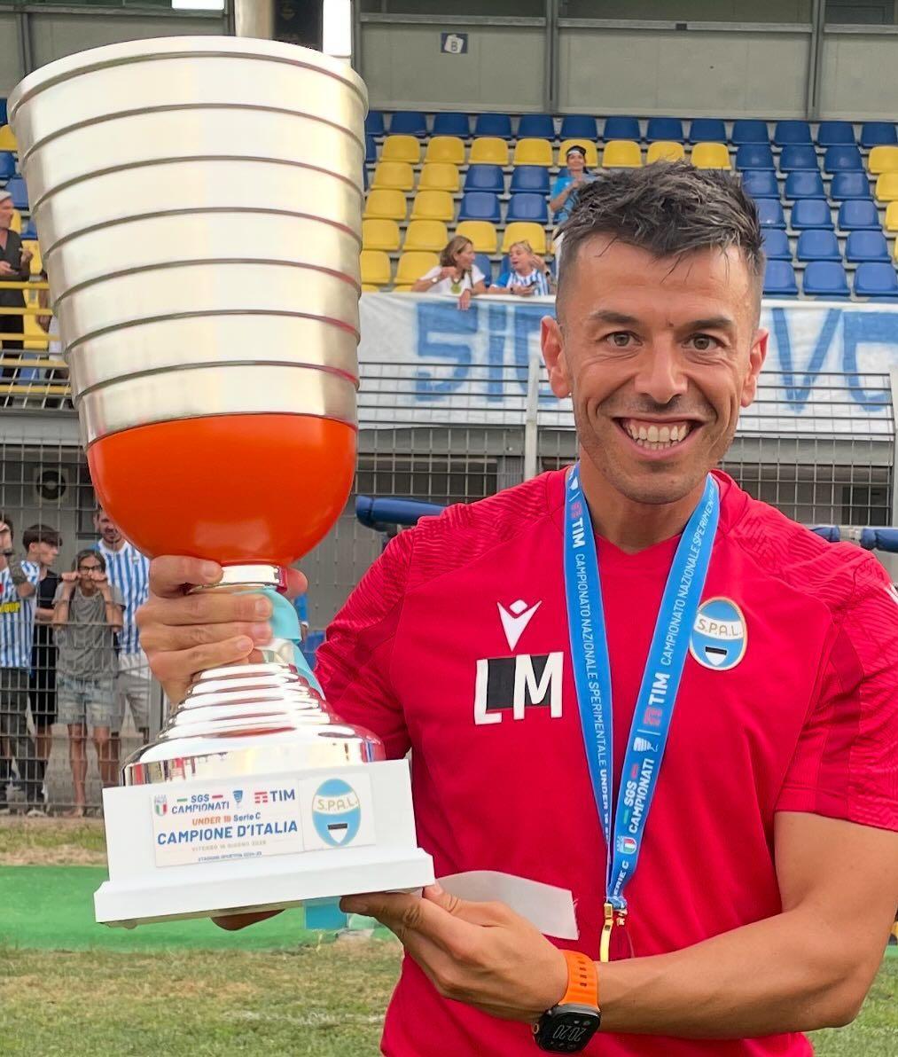 Vice allenatode dell’Under 16 ferrarese. Molinari, vincere e dire addio. Il finalese campione con la Spal Vice allenatode dell’Under 16 ferrarese. Molinari, vincere e dire addio. Il finalese campione con la Spal