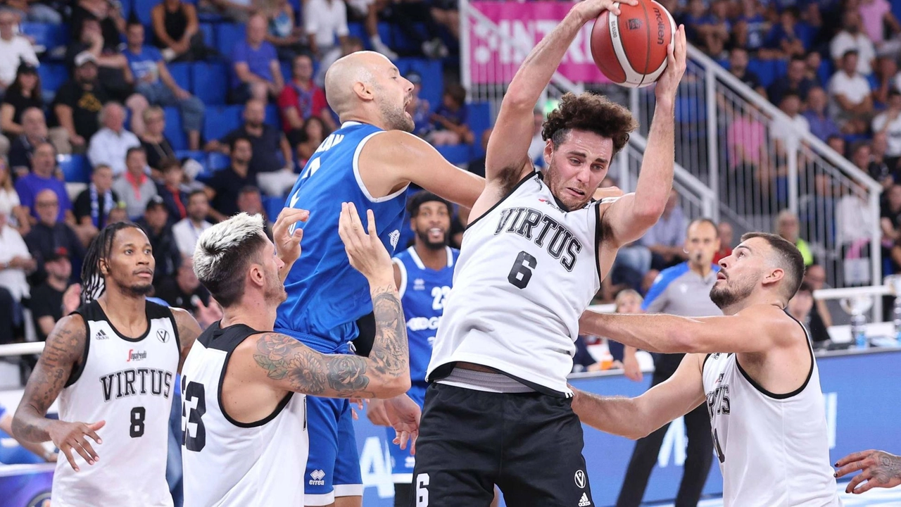 Pajola lotta sotto canestro durante la partita contro Brescia: Virtus sconfitta (Ciamillo)