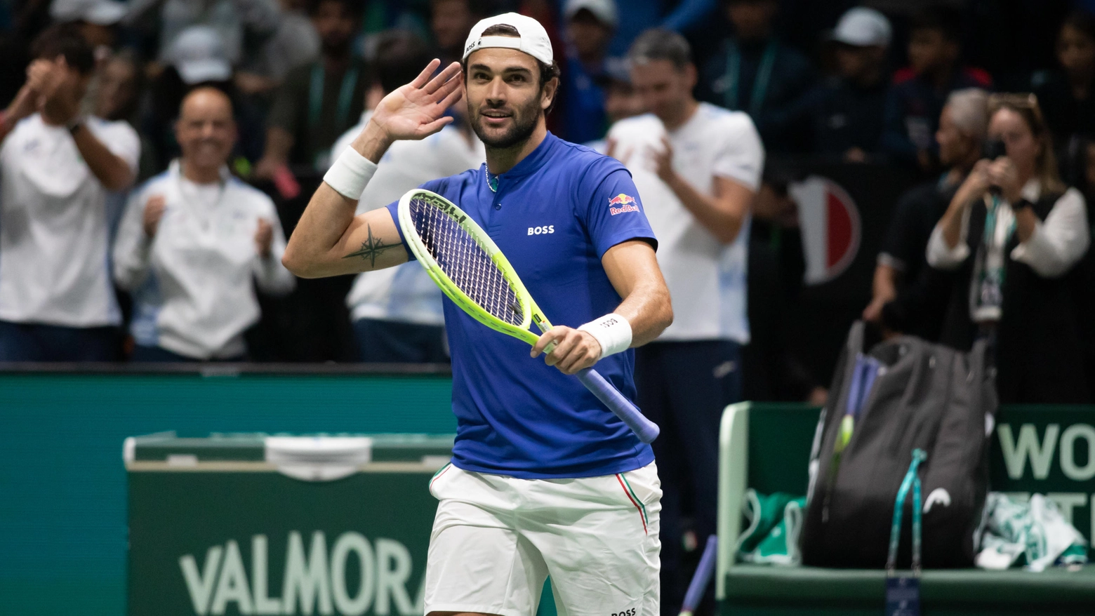 Matteo Berrettini festeggia la vittoria in singolare contro l'Olanda: per l'azzurro è stato un ritorno trionfale in Coppa Davis