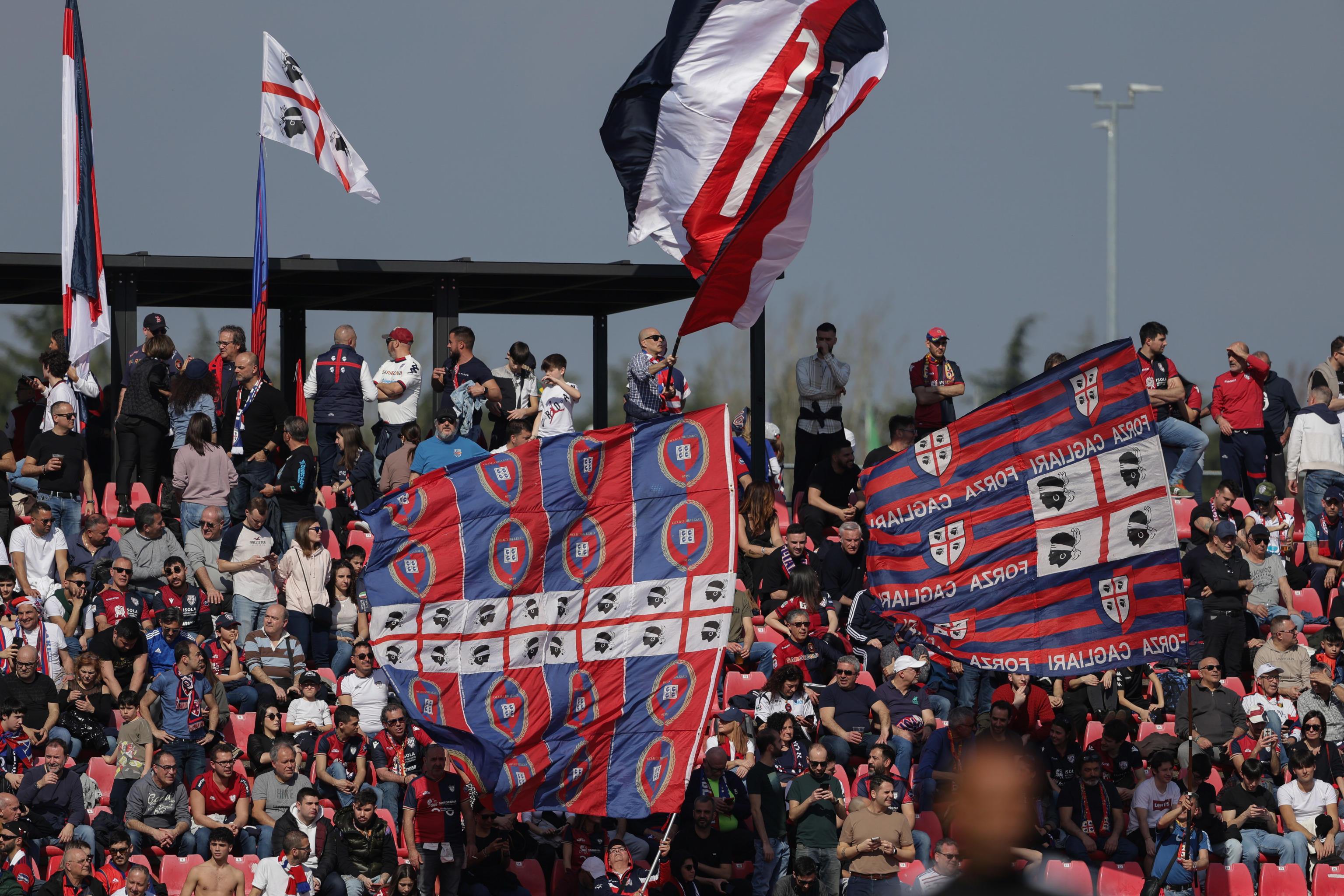 https://sport.quotidiano.net/image-service/view/acePublic/alias/contentid/MWRlNWRmN2MtYzQzNS00/0/cagliari-supporters-during-the-italian-serie-a-soccer-match-between-ac-monza-and-cagliari-at-u-power-stadium-in-monza-italy-16-march-2024-ansa-roberto-bregani.jpeg