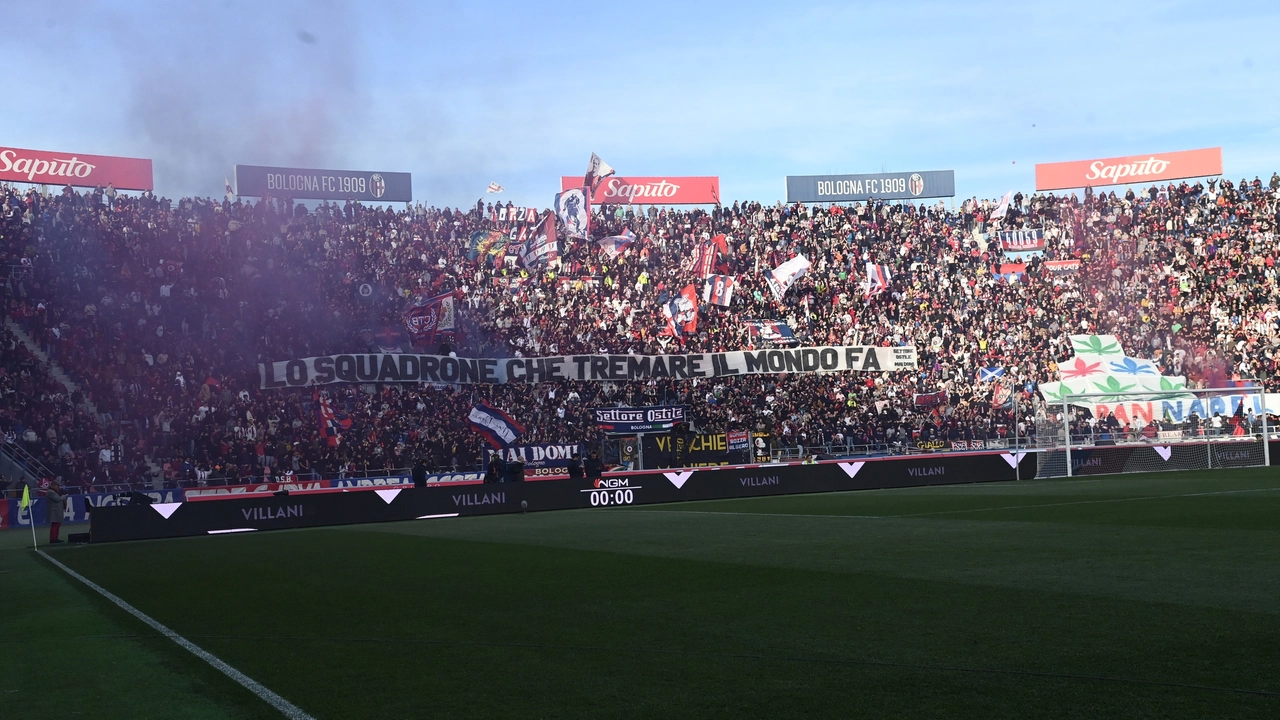 La curva Bulgarelli mostra uno stricione accendendo il clima dello stadio Dall'Ara