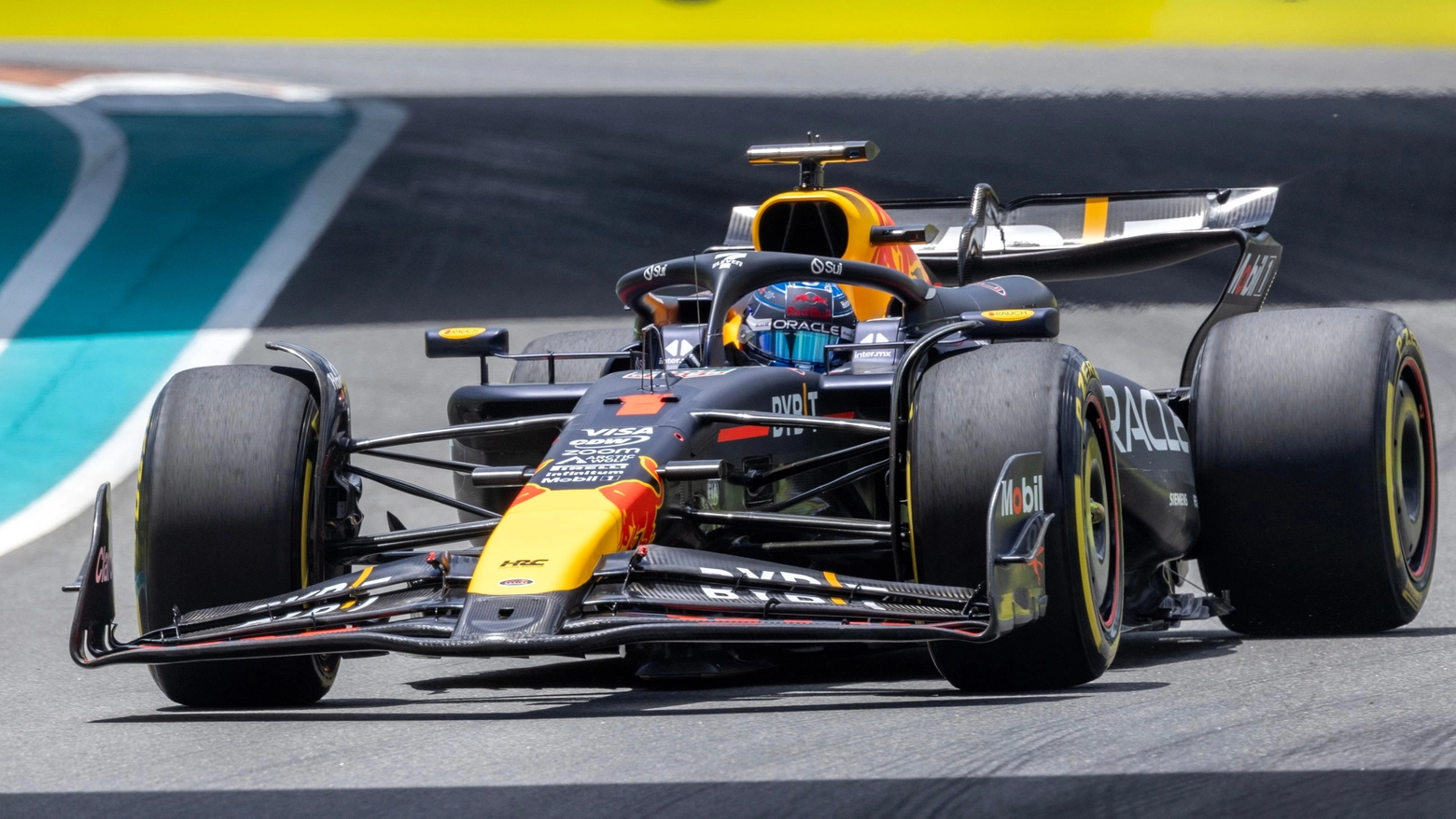 Terza l’altra Red Bull di Perez, quarto un sorprendete Ricciardo (Racing Bulls). Quinta la Ferrari di Sainz