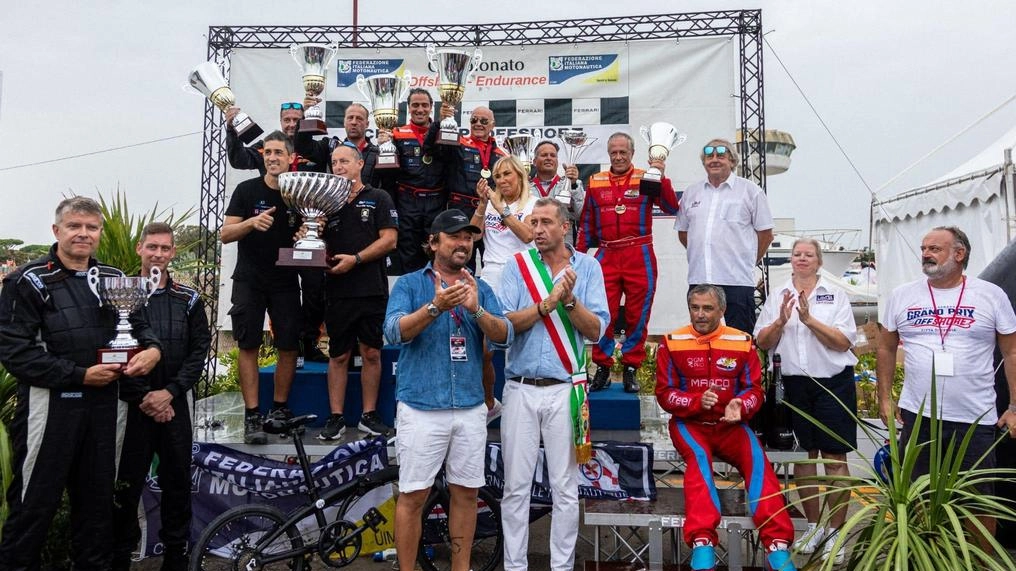 Grand Prix offshore Città di Cervia. Ad alzare il trofeo è il team Blu Banca