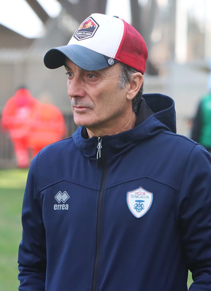 https://sport.quotidiano.net/image-service/view/acePublic/alias/contentid/MWVjN2EyMmQtNWVmZC00/0/recanatese-per-la-panchina-e-un-testa-a-testa-clementi-fucili.jpeg
