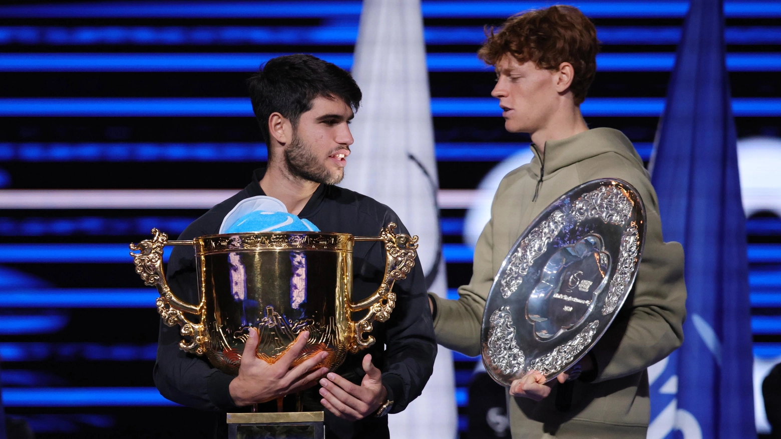 Lo spagnolo vince l’Atp 500 cinese battendo Jannik al tie-break del terzo set: un match pazzesco tra i padroni della scena