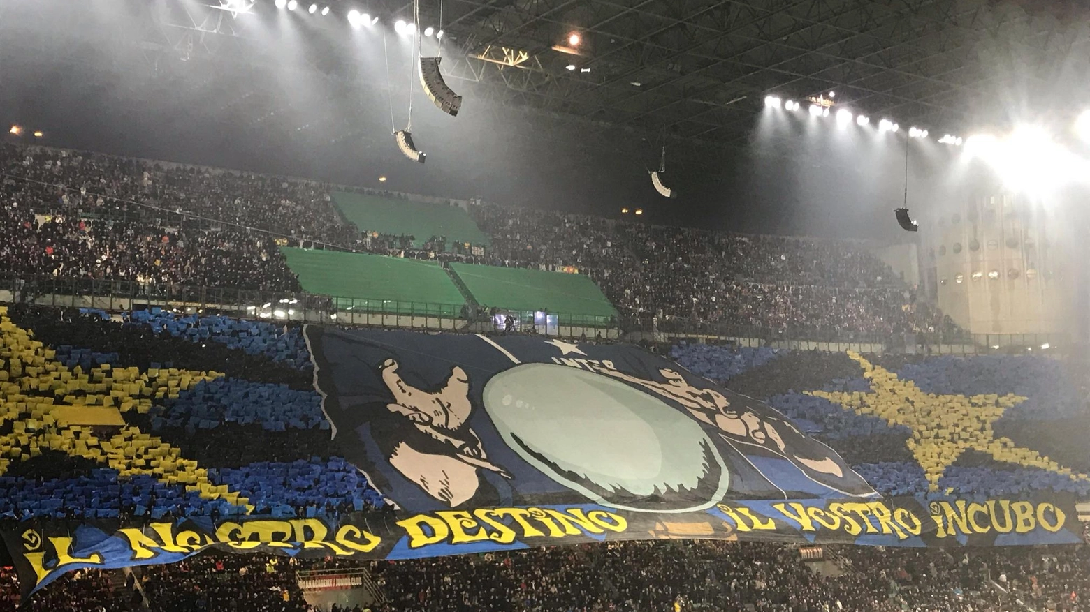L'Inter festeggia il ventesimo scudetto dopo la vittoria nel derby contro il Milan. I tifosi si preparano per i festeggiamenti, mentre sul fronte rossonero si parla dell'addio imminente di Stefano Pioli.