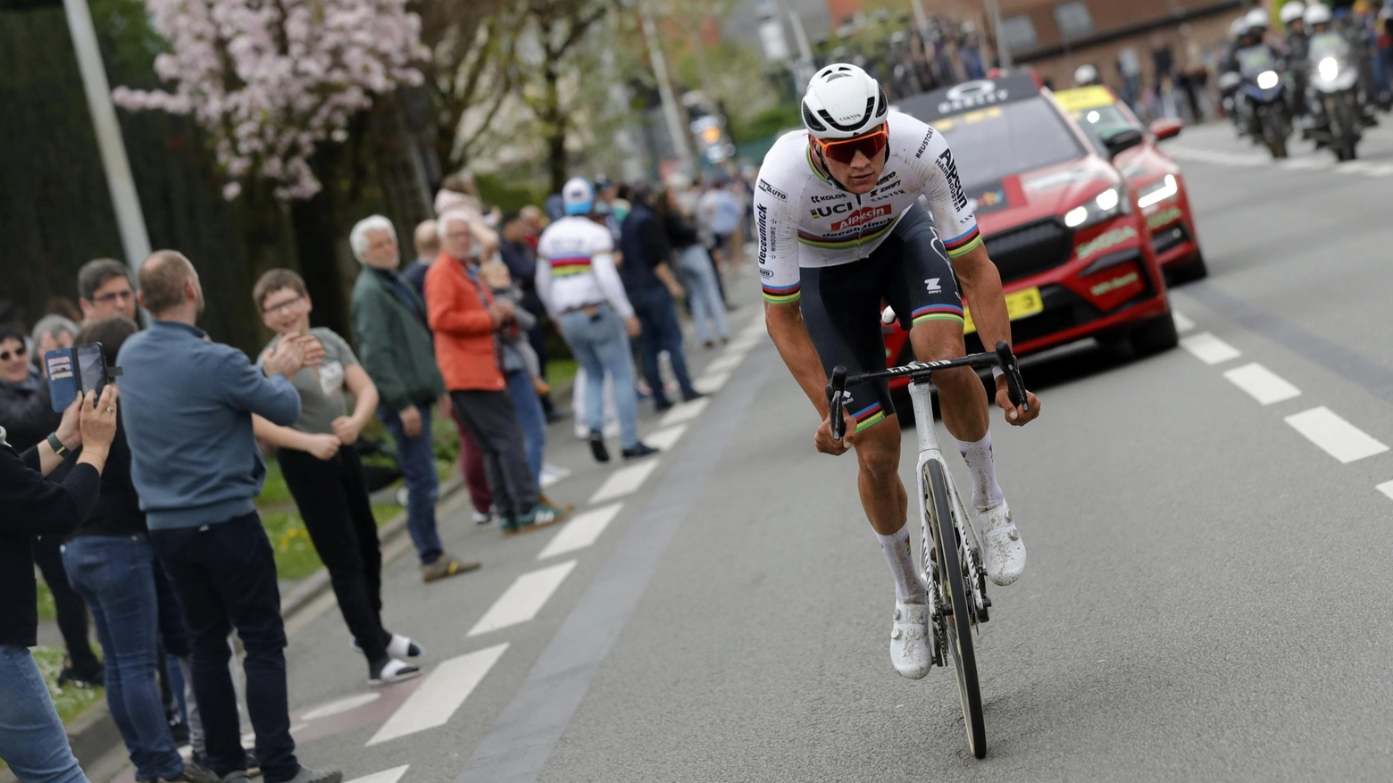 A una settimana dal Giro delle Fiandre, l'olandese si ripete all'Inferno del Nord ed è solo il secondo campione iridato a centrare questa doppietta: completano il podio Philipsen e Pedersen