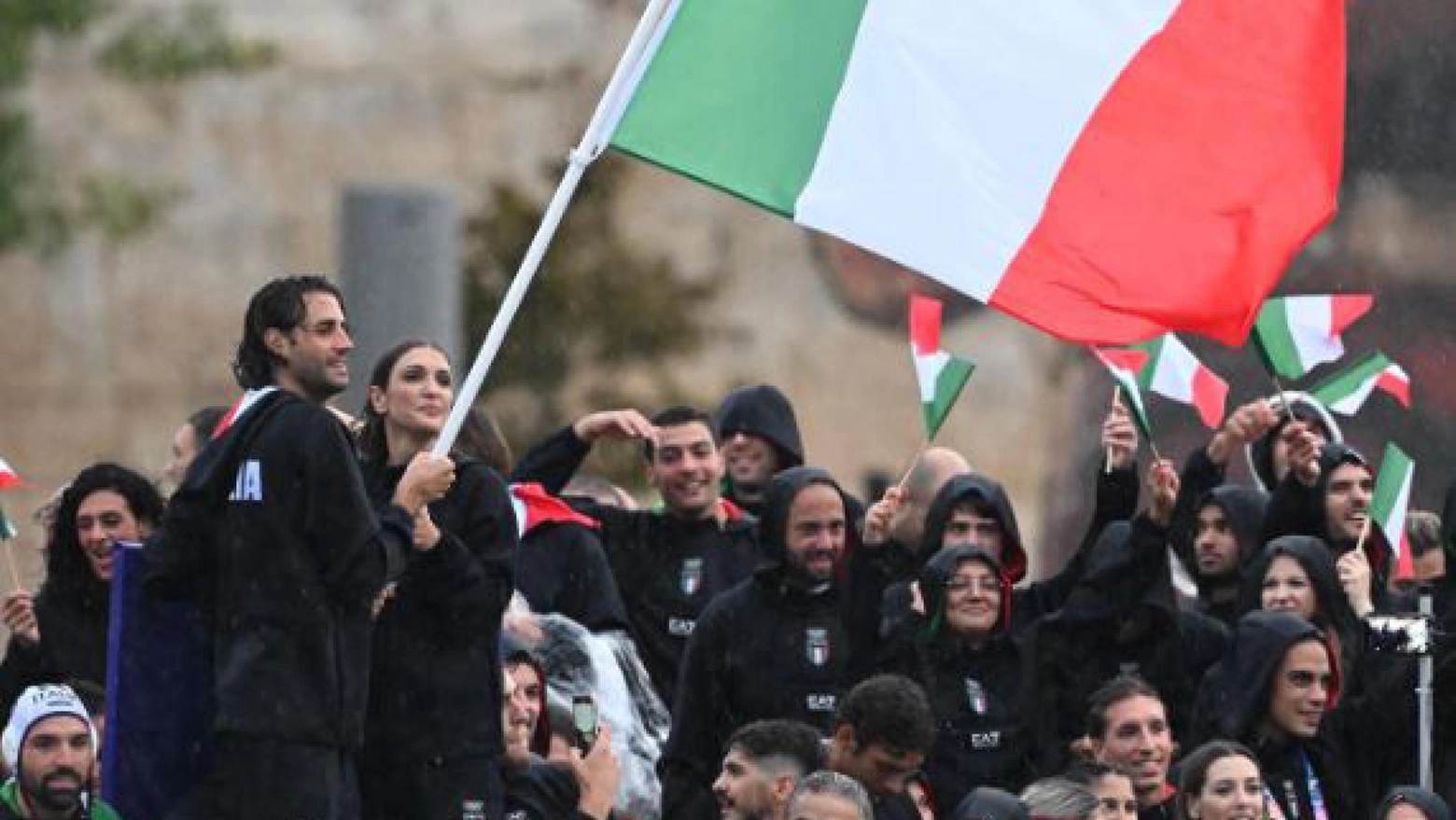 Tamberi ed Errigo con il tricolore durante la sfilata dell'Italia