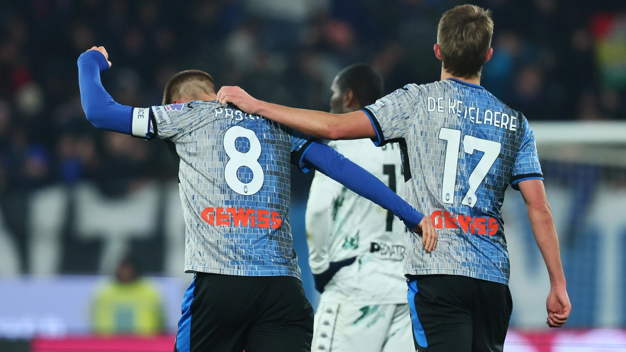 Mario Pasalic e Charles De Ketelaere durante una partita dell'Atalanta