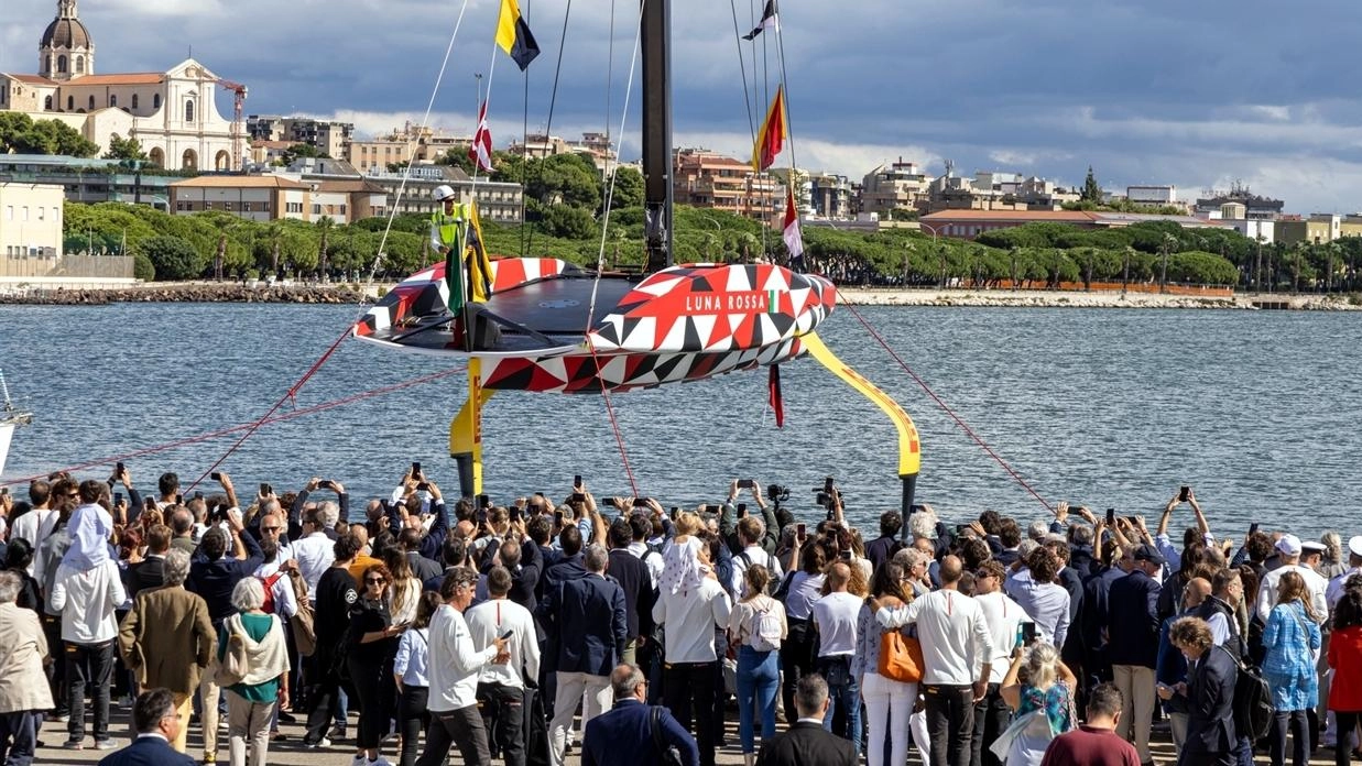La nuova barca Luna Rossa Prada Pirelli, che parteciperà alla Coppa America, è giunta a Cagliari per il varo il 13 aprile. Il design sarà svelato tra due settimane, con live streaming sui social. La decima versione definitiva, con l'obiettivo di portare la Coppa in Italia.