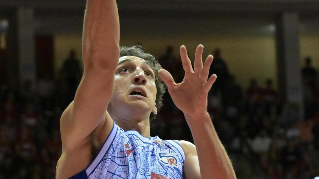 https://sport.quotidiano.net/image-service/view/acePublic/alias/contentid/MjE3N2RlZWQtZDIyZS00/0/la-unahotels-parte-male-ma-finisce-in-trionfo-espugnata-trieste-la-classifica-e-bellissima.jpeg?f=16:9&w=1200&h=630