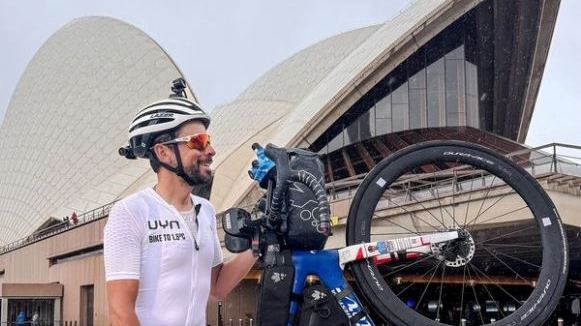 Omar Di Felice, 42 anni, esultante a Sydney dopo l'infinita cavalcata australe (Instagram @omardifelice)