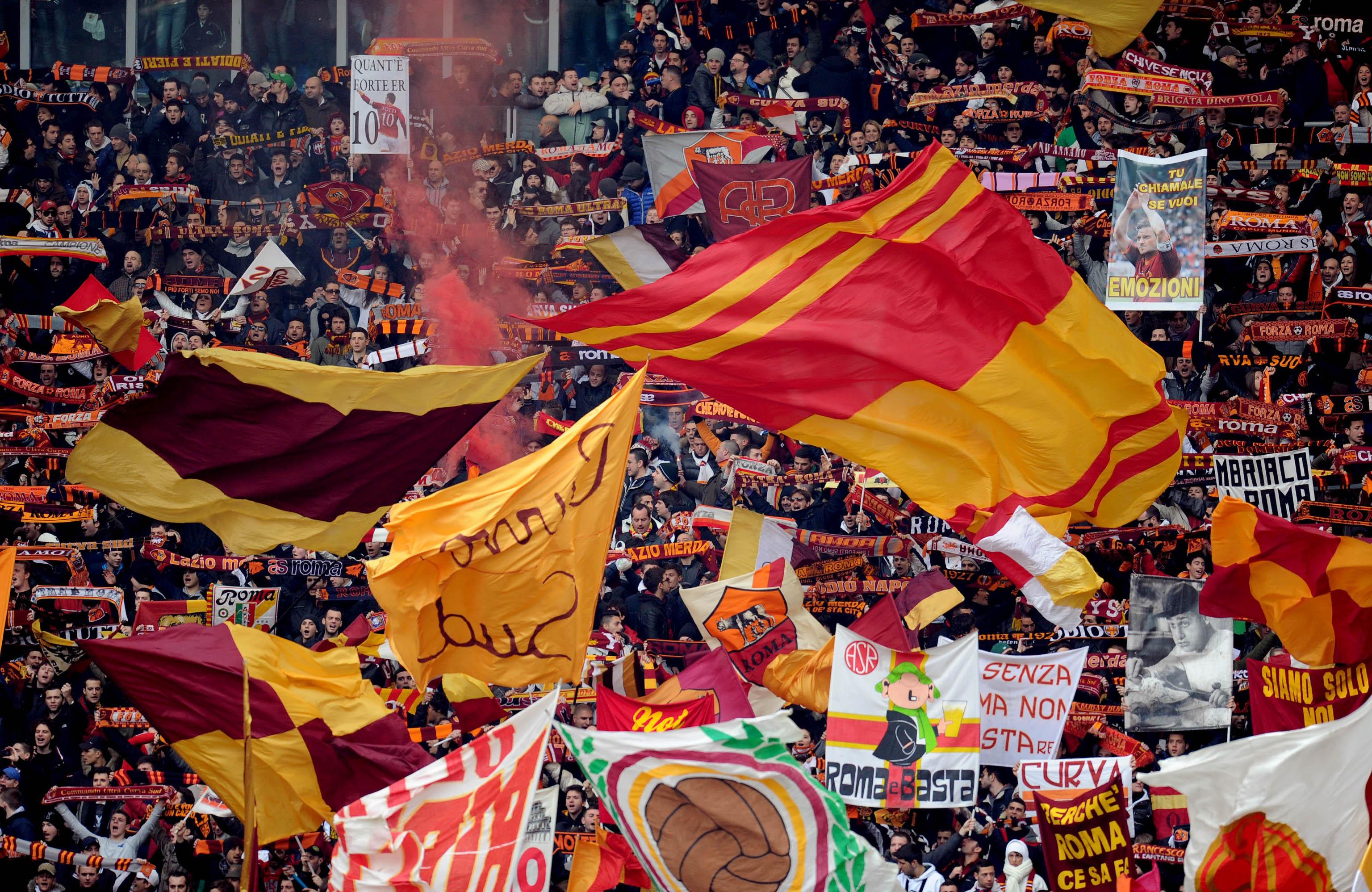 https://sport.quotidiano.net/image-service/view/acePublic/alias/contentid/MjI4NTc1YzAtMGNiZi00/0/tifosi-giallorossi-durante-la-partita-roma-bologna-oggi-29-gennaio-2012-allo-stadio-olimpico-di-roma-ansa-ettore-ferrari.jpeg