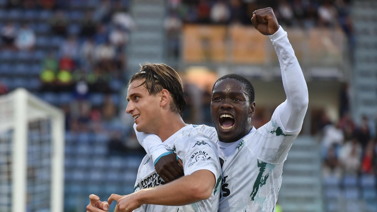 L’esultanza di Colombo abbracciato dal compagno di squadra Gyasi dopo il gol del momentaneo 1-0