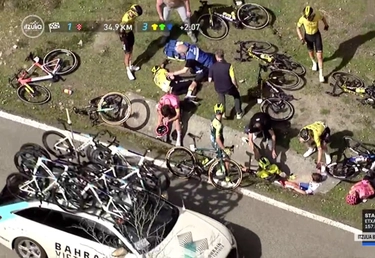 Vingegaard, terribile caduta al Giro dei Paesi Baschi. La diagnosi: clavicola e costole rotte